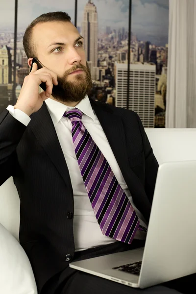 Беспокойный бизнесмен на телефоне в офисе — стоковое фото