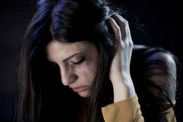 Mulher bonita chorando segurando cabeça assustada — Fotografia de Stock