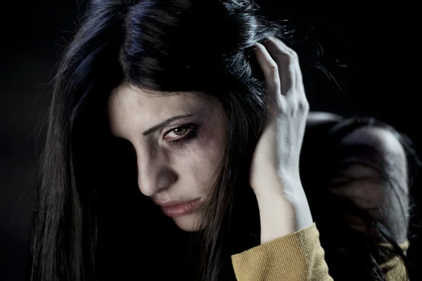 Frau weint aus Angst vor häuslicher Gewalt — Stockfoto