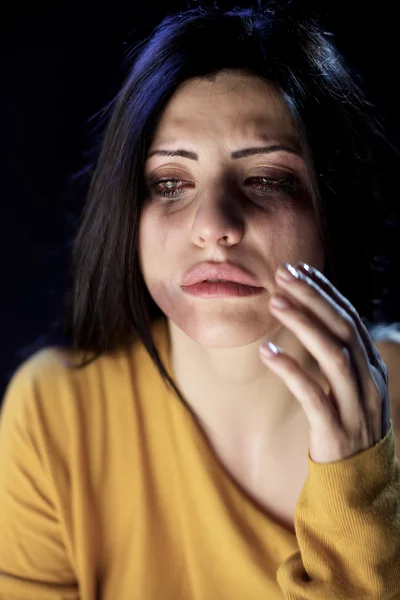 Mujer sintiendo dolor tocando moretones por violencia doméstica llorando Imagen De Stock