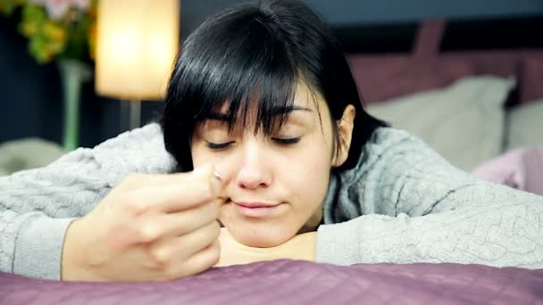 Mujer pensando en la respuesta de la propuesta — Vídeos de Stock