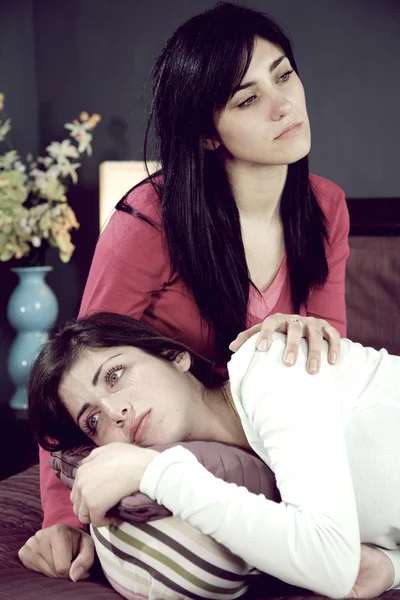 Сумні жінки тримають один одного відчувають депресію — стокове фото