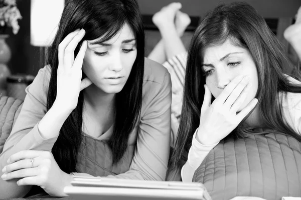 Twee vrouwen bezorgd over slecht nieuws op Tablet PC — Stockfoto