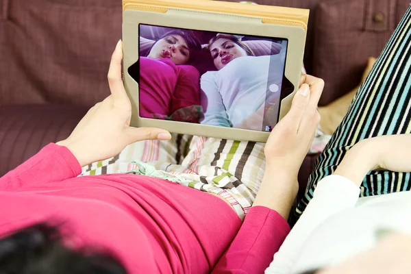 Gros plan de filles jouant prendre des photos avec une tablette Image En Vente