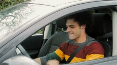 Genç adam sıkılaştırma emniyet kemeri