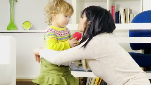 Mother helps her daughter wear skirt — Stock Video