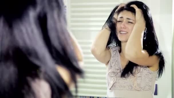 Αναστατωμένος γυναίκας flipping τα μαλλιά της — Αρχείο Βίντεο