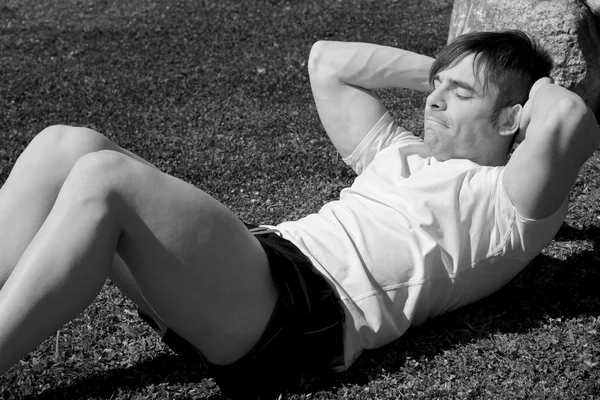 Strong athlete doing pushups in park — Stock Photo, Image