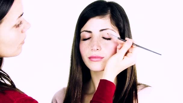 Mulher fazendo maquiagem para o seu modelo — Vídeo de Stock