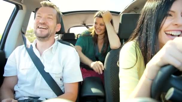Freunde im Auto fahren und reden — Stockvideo
