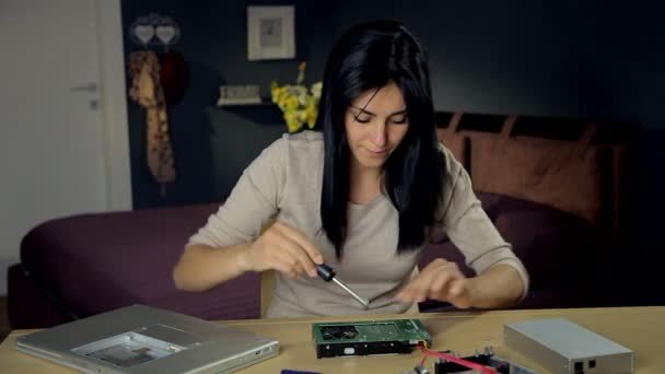 Женщина пытается исправить жесткий диск — стоковое видео
