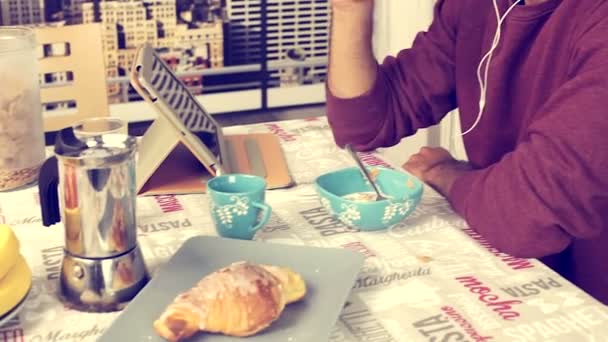 Hombre desayunando y hablando por Skype — Vídeo de stock