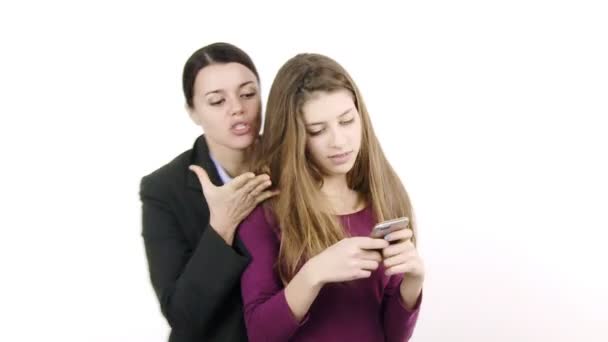 Duas mulheres discutindo por causa do telefone — Vídeo de Stock