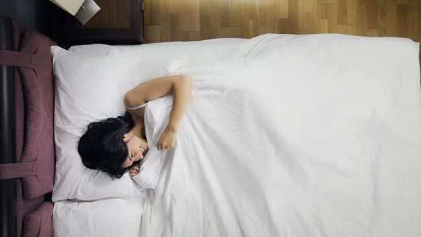 Mujer tonteando en la cama — Vídeos de Stock