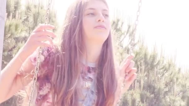 スイング スローモーションに行く長い髪の幸せな女の子 — ストック動画