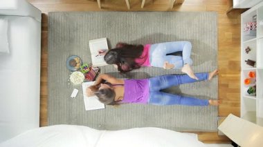 Sevimli sarışın gençler yatakta