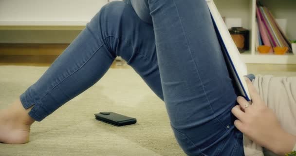 Junge Frau auf dem Boden bereitet sich auf Prüfungen vor — Stockvideo
