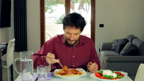 Бизнесмен ест макароны — стоковое видео