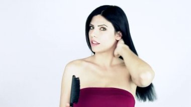 Saçlarını tarayan bir kadın