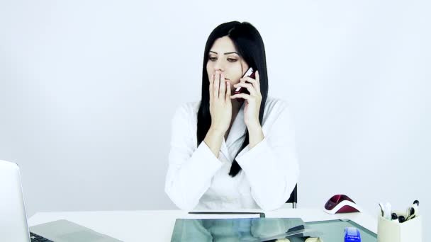 Vrouw aan de telefoon — Stockvideo