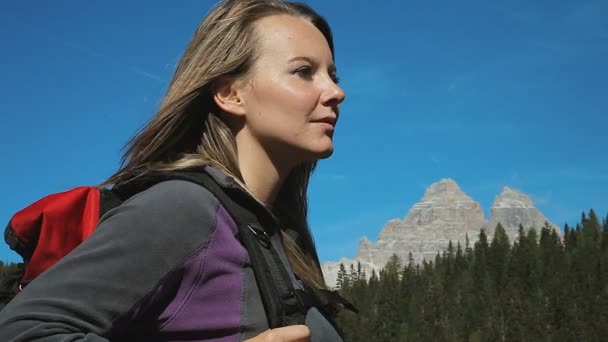 Femme jouissant de la vue Alpes — Video
