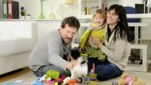 Família feliz com a pequena filha — Vídeo de Stock