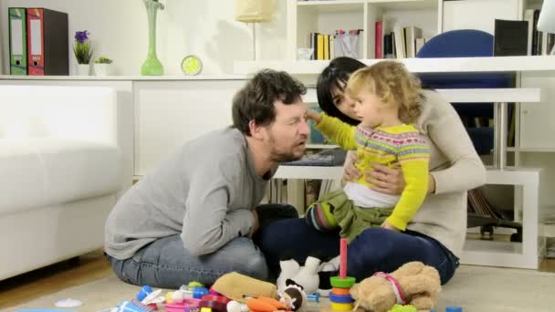 Счастливая семья с маленькой дочкой — стоковое видео