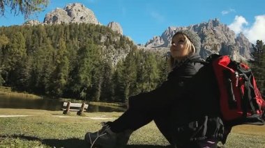 Dağın tadını uzun yürüyüşe çıkan kimse