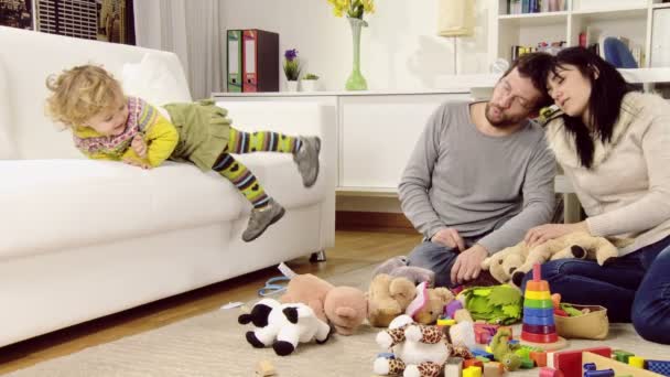 Šťastná rodinná hra a smích — Stock video