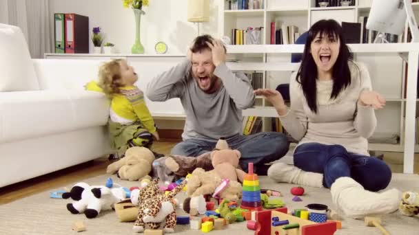 Familia feliz jugando y riendo — Vídeos de Stock