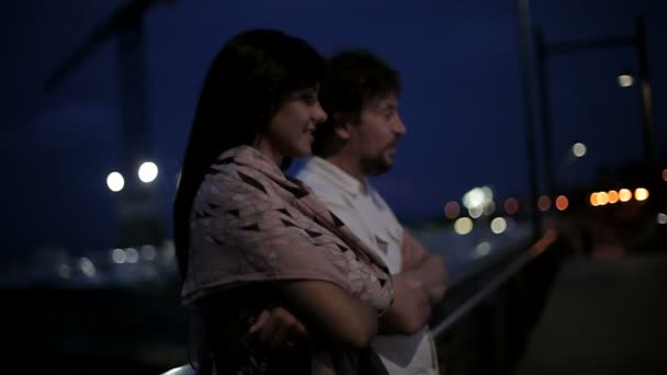 Влюбленная пара на свидании ночью — стоковое видео