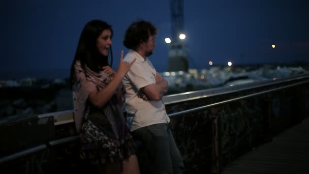 Verliebtes Paar bei Date eine Nacht — Stockvideo