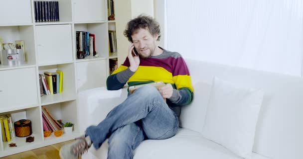 Homme d'affaires parlant au téléphone — Video