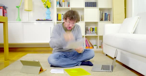 Mann zu Hause schreit verzweifelt nach Steuern und Schulden — Stockvideo