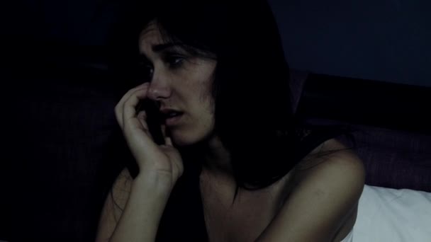 悲伤的女人感觉疼痛恶意破坏，在床上哭泣 — 图库视频影像