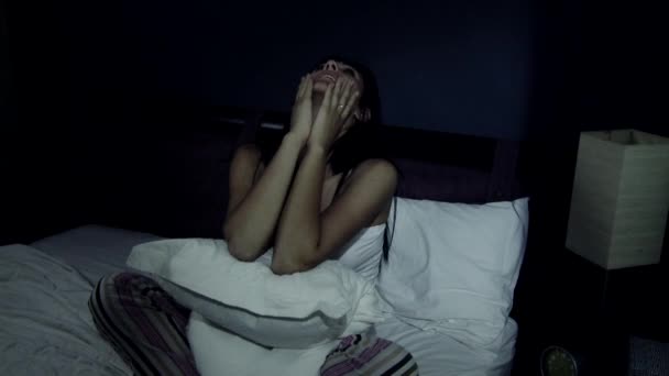 寂しい、悲しい気持ちで絶望的な女性 — ストック動画