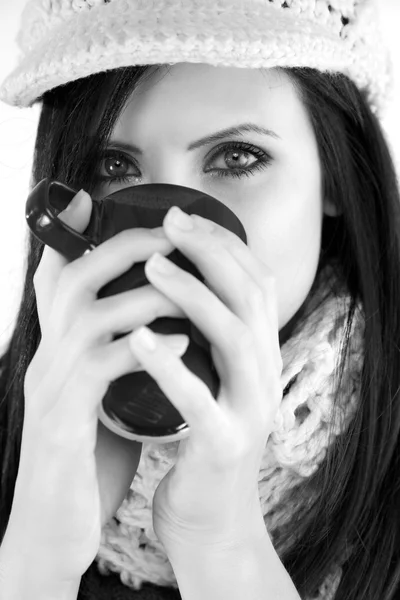 Красивая женщина пьет кофе зимой — стоковое фото