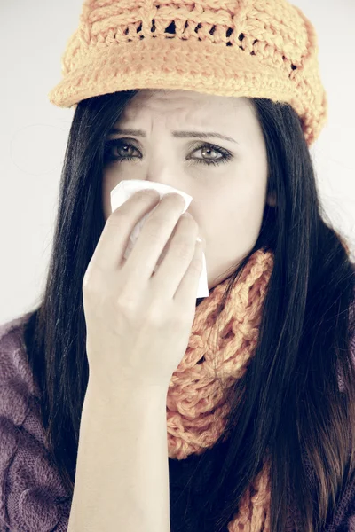 Treurige vrouw met griep niezen geïsoleerd — Stockfoto