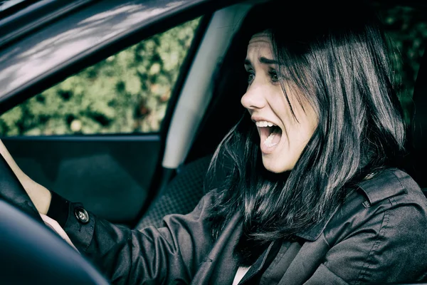 Женщина попадает в автомобильную аварию испуганный крик — стоковое фото