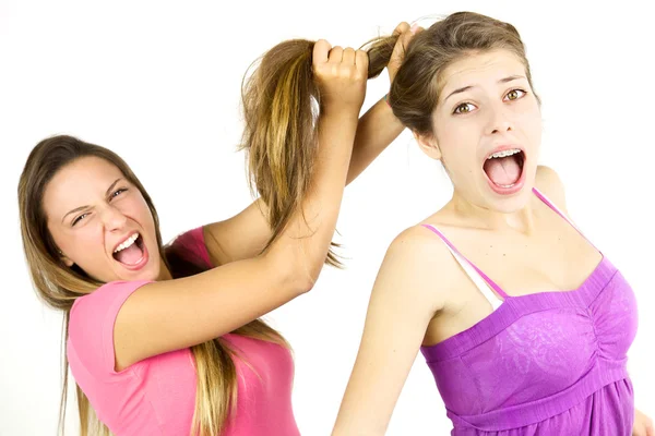 Ragazza tirando i capelli lunghi ad un amico arrabbiato isolato — Foto Stock