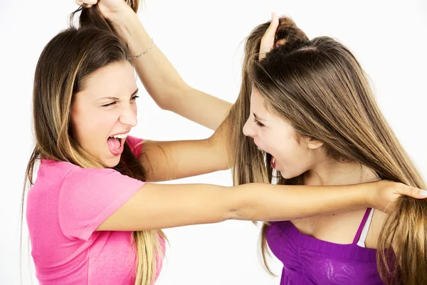 Dois amigos adolescentes lutando puxando cabelos longos isolados — Fotografia de Stock