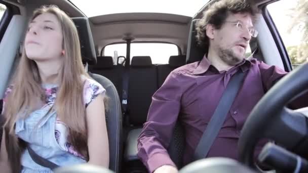 Padre enojado conduciendo con su hija — Vídeo de stock