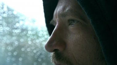 aşırı yakın çekim pencerenin önünde adam üzgün ve dalgın