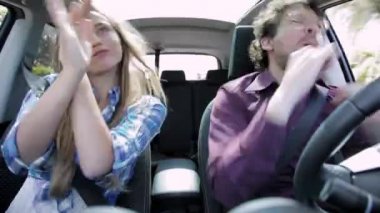erkek ve kadın sürüş sırasında arabada çılgın dans