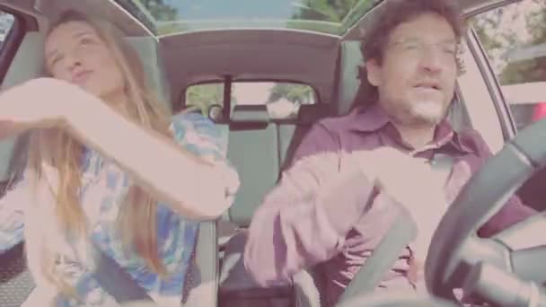 Olhar vintage de pessoas felizes dançando e cantando no carro enquanto dirige — Vídeo de Stock