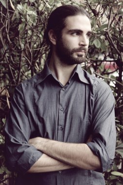 dört gözle ciddi yakışıklı. Retro tarzı