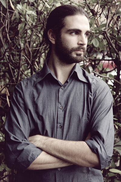 Красивый серьёзный мужчина с нетерпением ждёт. Ретро стиль
