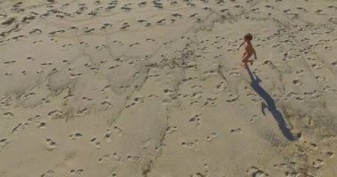 küçük çocuk plaj dron hava vuruşta çalıştıran