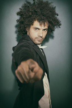 Kameraya bakarak bir şey, işaret zarif çekici adam