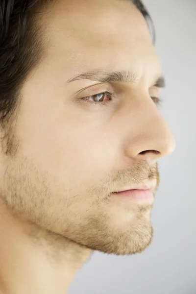 Close up perfil retrato de belo homem sério — Fotografia de Stock